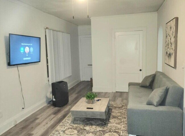 817 Tyler St in Hollywood, FL - Building Photo - Building Photo