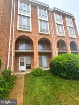 2625 Wagon Dr, Unit 338 in Alexandria, VA - Building Photo