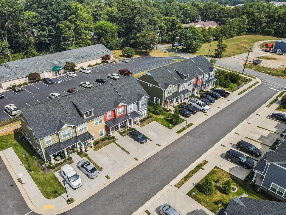 4520 Josephine Ln in Chester, VA - Building Photo