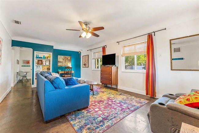 1604 58th St S in Gulfport, FL - Foto de edificio - Building Photo