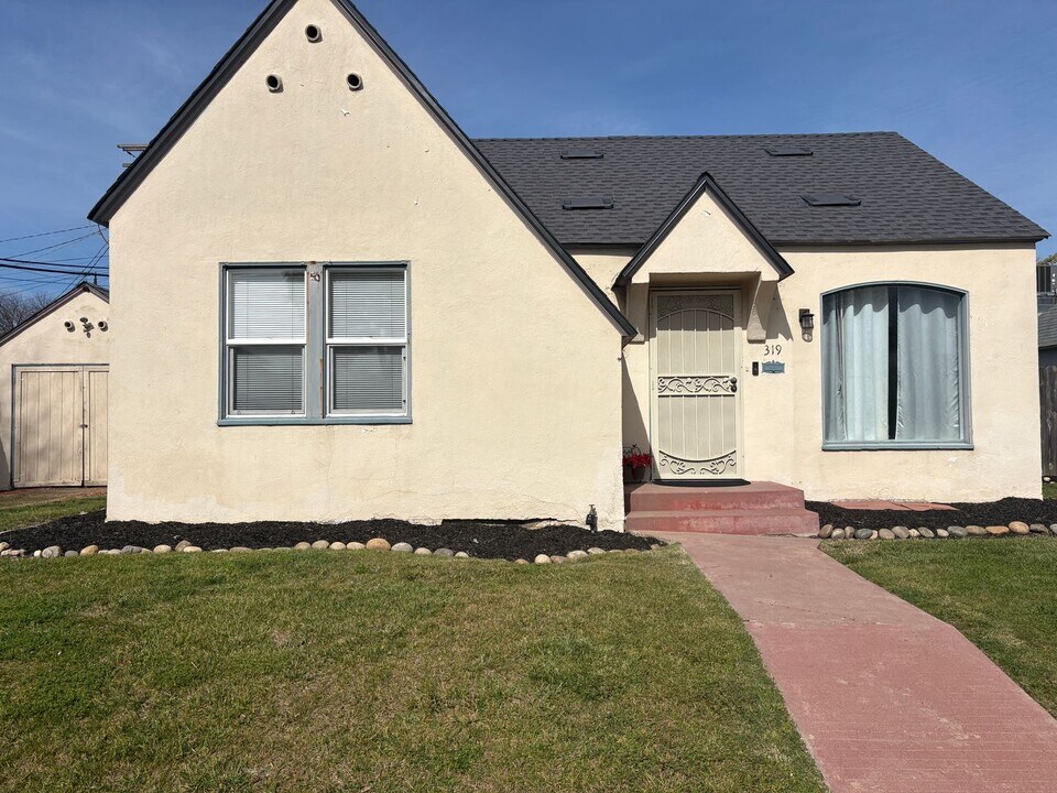 319 Jones St in Modesto, CA - Building Photo