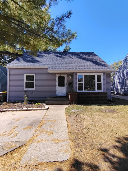 2524 N Rockton Ave in Rockford, IL - Building Photo