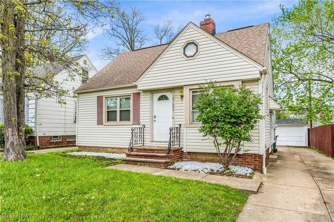 21603 Hillgrove Ave in Maple Heights, OH - Building Photo - Building Photo