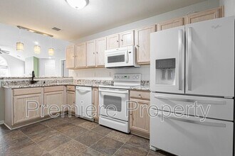 6102 NE Kensington Dr in Lee's Summit, MO - Building Photo - Building Photo