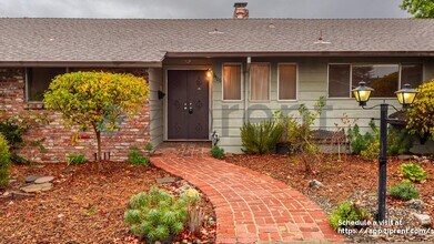3406 Sidney Square in Santa Rosa, CA - Foto de edificio - Building Photo
