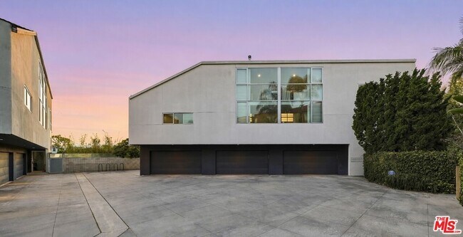 property at 2100 Abbot Kinney Blvd