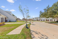 100 Foster Grove Drive in Youngsville, LA - Foto de edificio - Building Photo