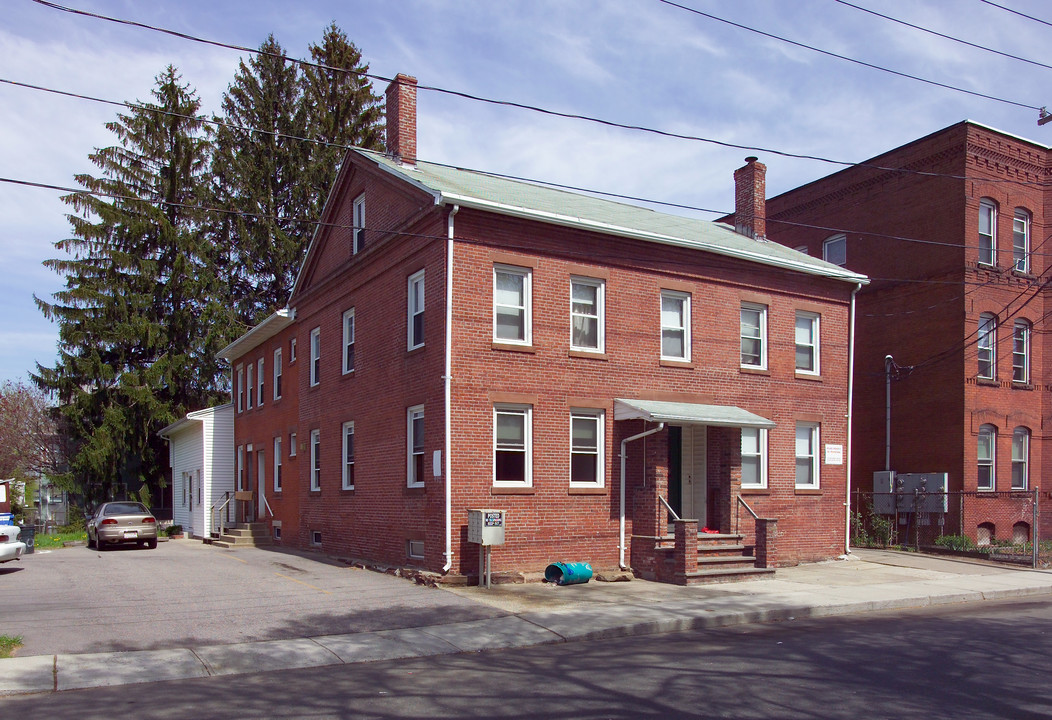 33 School St in Chicopee, MA - Foto de edificio