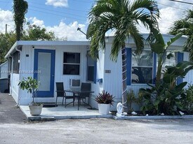 231 W Lake Dr in Hallandale Beach, FL - Building Photo