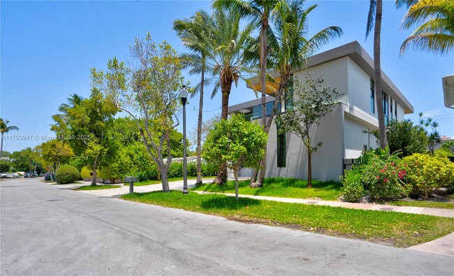735 Fernwood Rd in Key Biscayne, FL - Foto de edificio - Building Photo