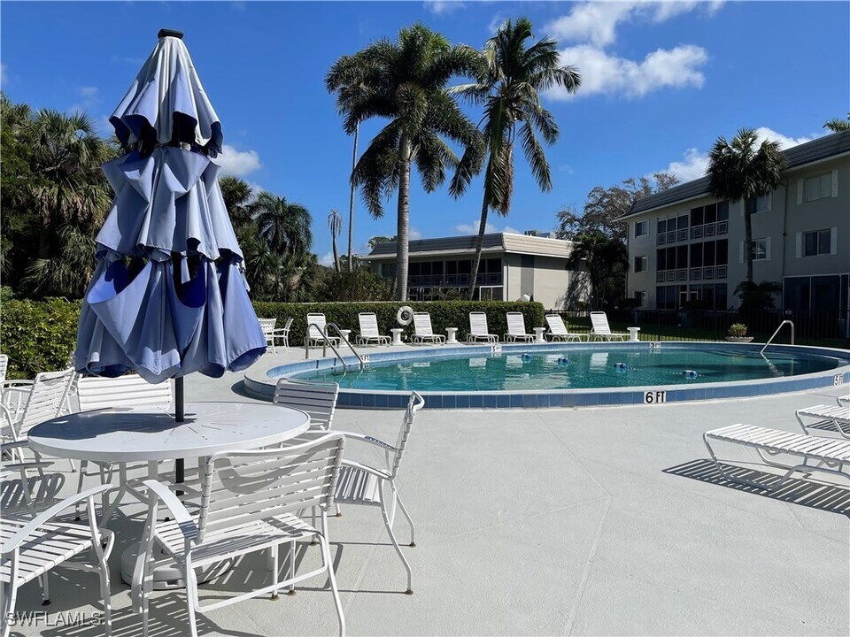 215 Cypress Way E in Naples, FL - Building Photo