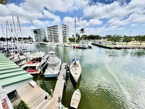 2415 NW 16th St Rd in Miami, FL - Foto de edificio - Building Photo