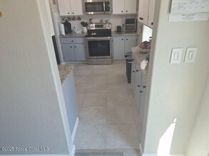 871 Hawaii Ave NW in Palm Bay, FL - Foto de edificio - Building Photo