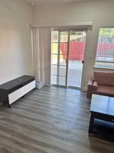 33620 8th St in Union City, CA - Foto de edificio - Building Photo