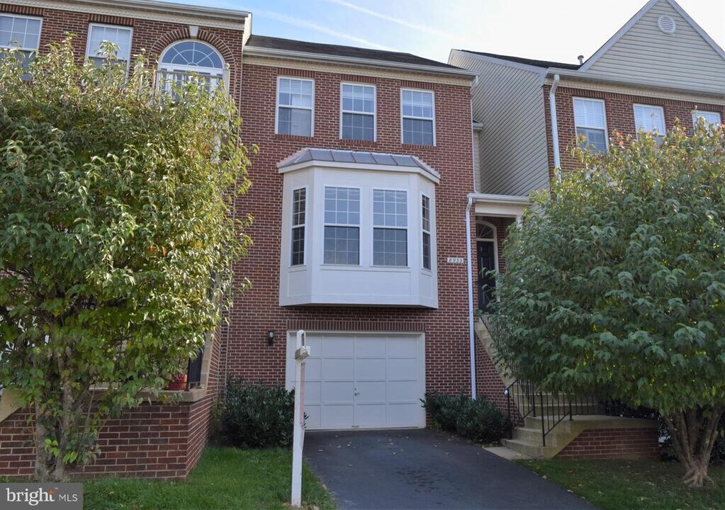 8933 Royal Astor Way in Fairfax, VA - Building Photo