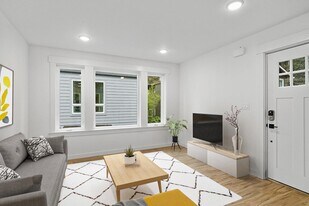 Stylish Portsmouth apartment by dining, pa in Portland, OR - Building Photo