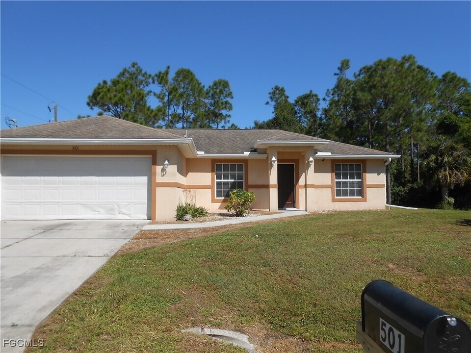 501 East 10th Street in Lehigh Acres, FL - Building Photo