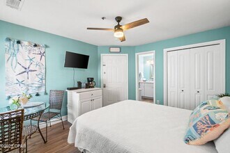8730 Thomas Dr in Panama City Beach, FL - Building Photo - Building Photo