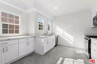 1235 S Tremaine Ave in Los Angeles, CA - Building Photo - Building Photo