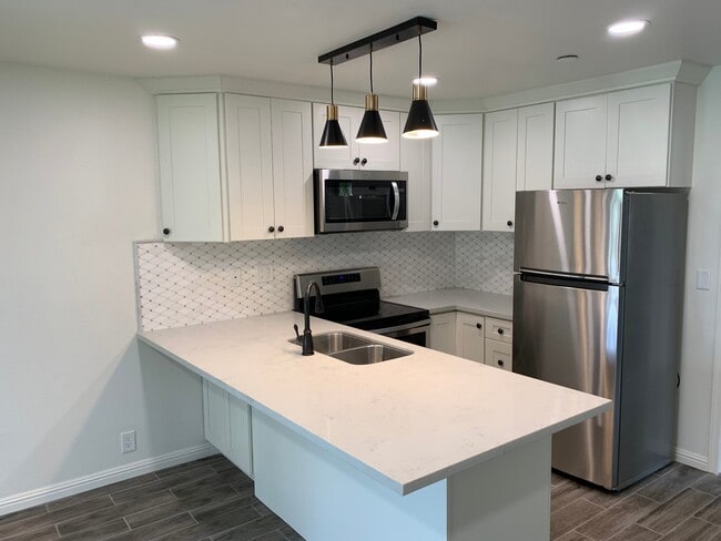 17210 Newhope St in Fountain Valley, CA - Building Photo - Building Photo