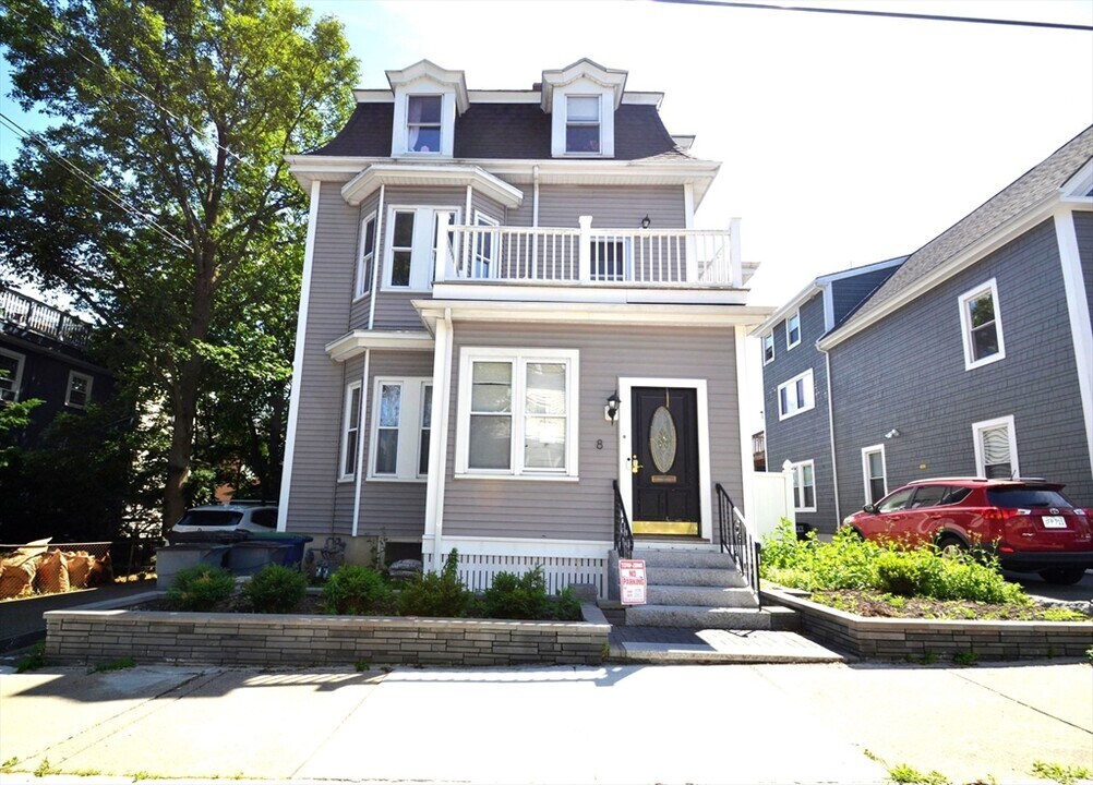 8 Howe St in Somerville, MA - Building Photo