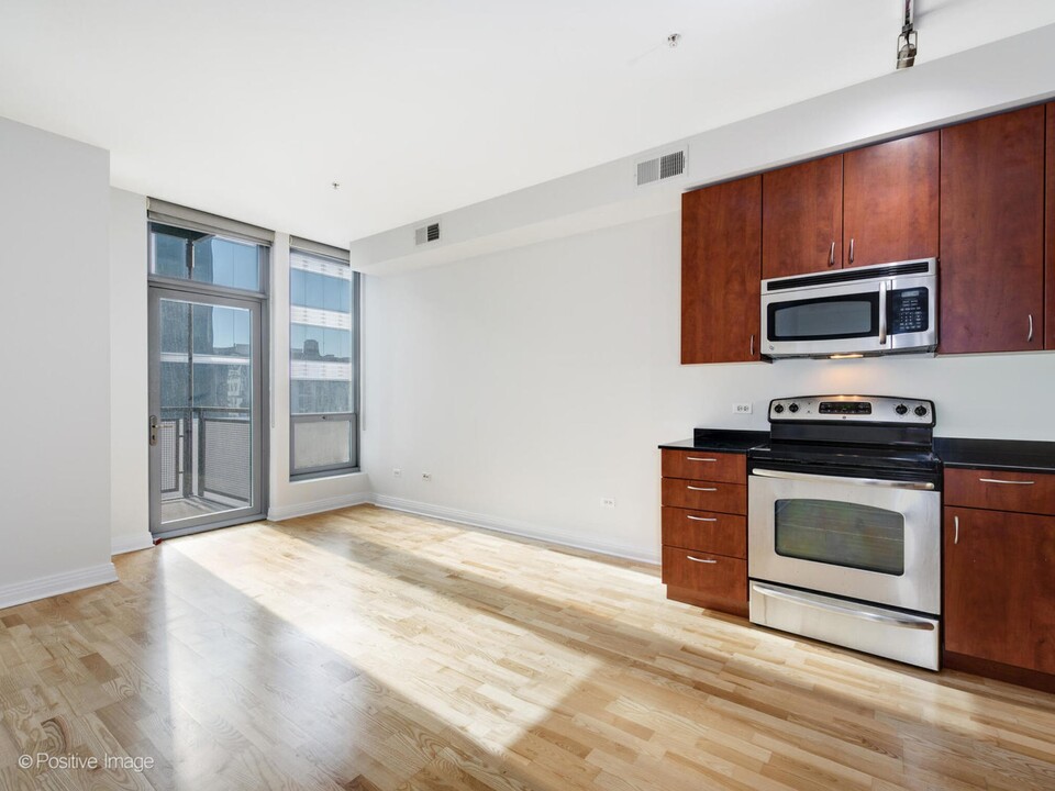 1043 W Madison St, Unit 27R in Chicago, IL - Building Photo