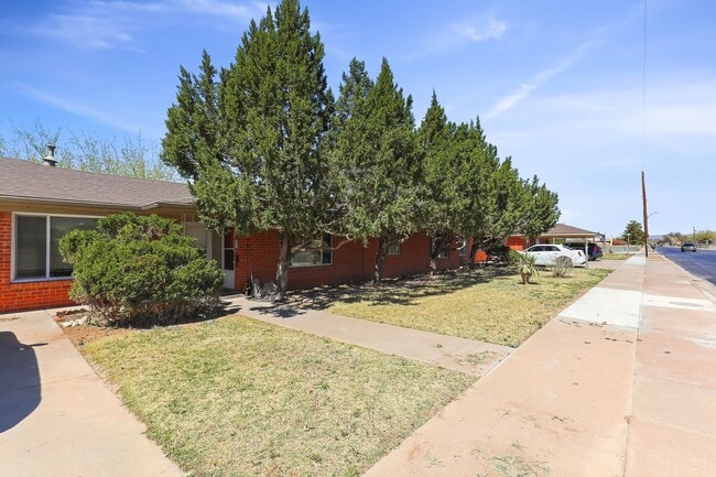 Adorable 2 bedroom 1 bath apartment! in Alamogordo, NM - Building Photo - Building Photo