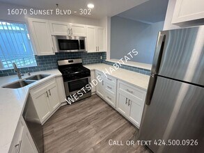 16070 Sunset Blvd in Los Angeles, CA - Building Photo - Building Photo
