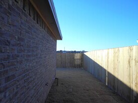 6710 Oakridge Ave in Lubbock, TX - Building Photo