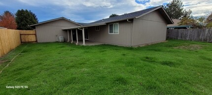 328 Snowy Butte Ln in Central Point, OR - Building Photo - Building Photo