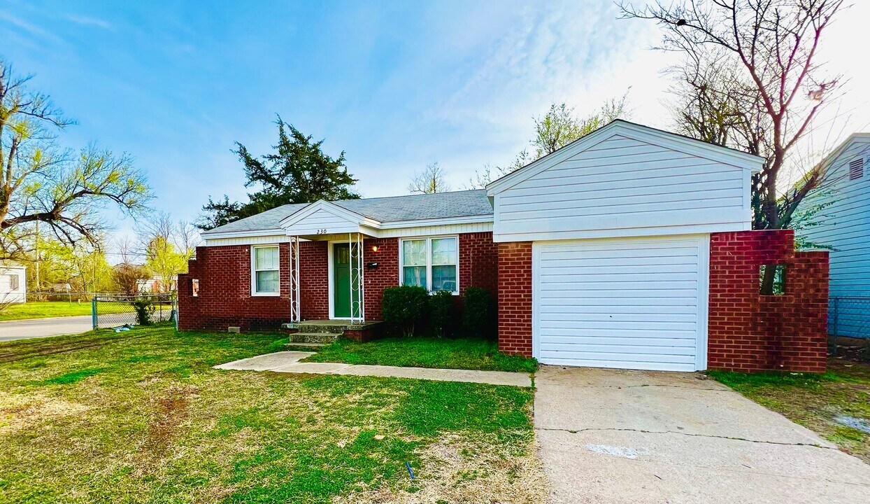 230 Elm St in Midwest City, OK - Building Photo