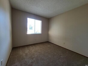 1115 N Lincoln St in Dixon, CA - Building Photo - Building Photo