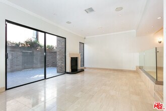 9323 Burton Wy in Beverly Hills, CA - Foto de edificio - Building Photo