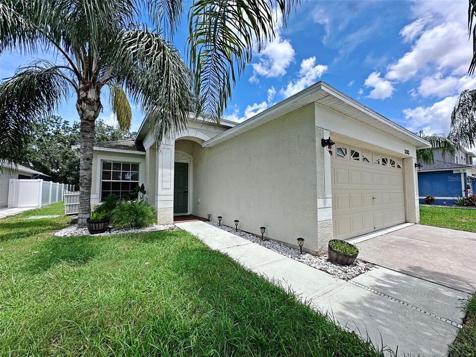 31303 Glendalough Way in Wesley Chapel, FL - Building Photo