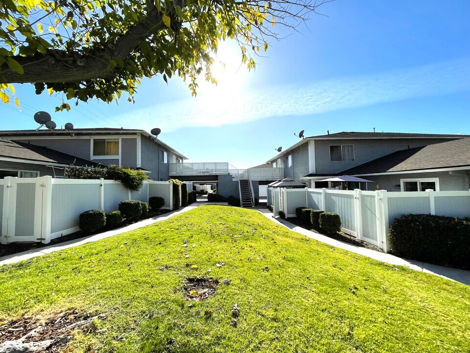 28164 Robin Ave, Unit Robin in Santa Clarita, CA - Building Photo