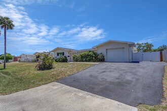3898 Holly Dr in Palm Beach Gardens, FL - Building Photo - Building Photo