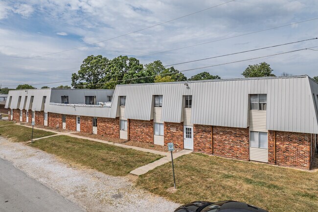 Country Court Apartments in Springfield, MO - Building Photo - Building Photo