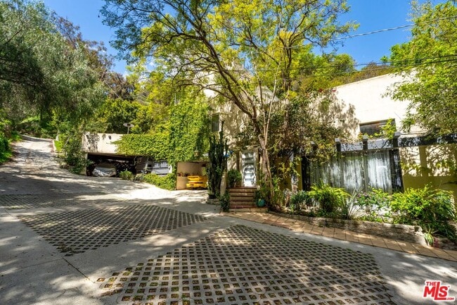 1001 N Beverly Glen Blvd in Los Angeles, CA - Building Photo - Building Photo