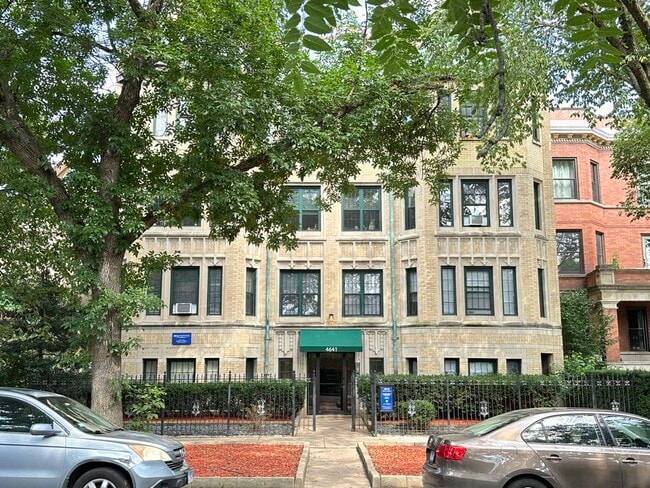 property at 4646 N Paulina St