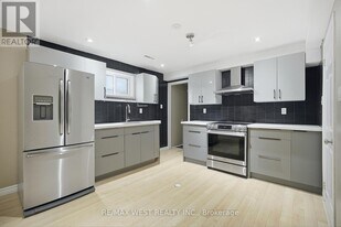 6 Marshall Blvd in Toronto, ON - Building Photo