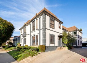 326 N Sierra Bonita Ave in Los Angeles, CA - Building Photo