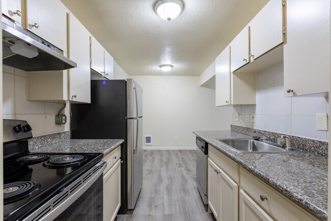 Alder Royal Apartments in Portland, OR - Building Photo - Interior Photo