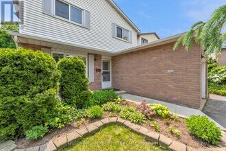 14 Oceanic Dr in Hamilton, ON - Building Photo - Building Photo