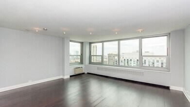 1255 N Sandburg Terrace, Unit 1907E in Chicago, IL - Building Photo - Building Photo
