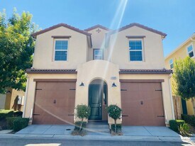 1323 Joy Dr in Clovis, CA - Building Photo