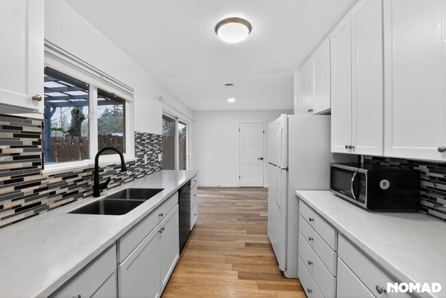 375 SW Devon Ln in Beaverton, OR - Building Photo - Building Photo