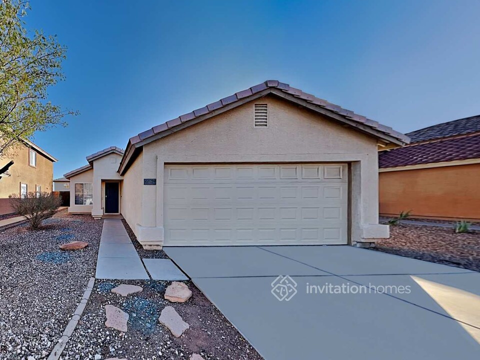 22059 W Solano Dr in Buckeye, AZ - Building Photo