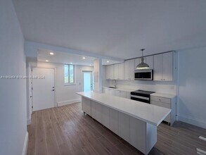 3000 Marcos Dr in Aventura, FL - Building Photo - Building Photo