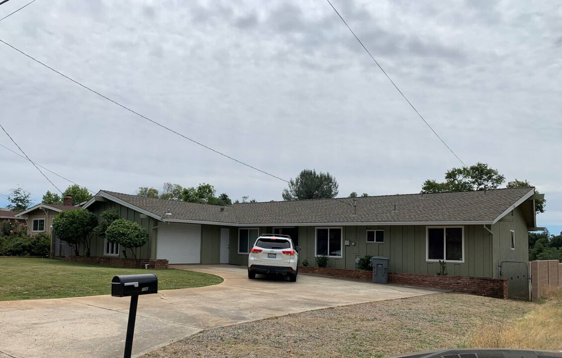 1065 Denton Way in Redding, CA - Building Photo