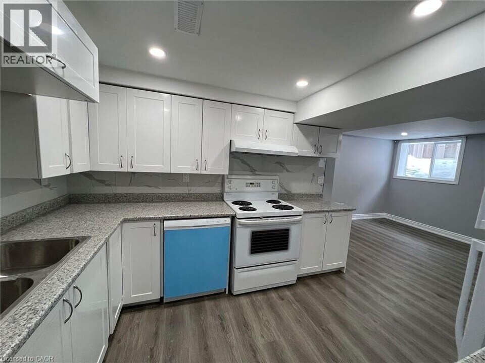 29 Birchcliffe Crescent in Hamilton, ON - Building Photo